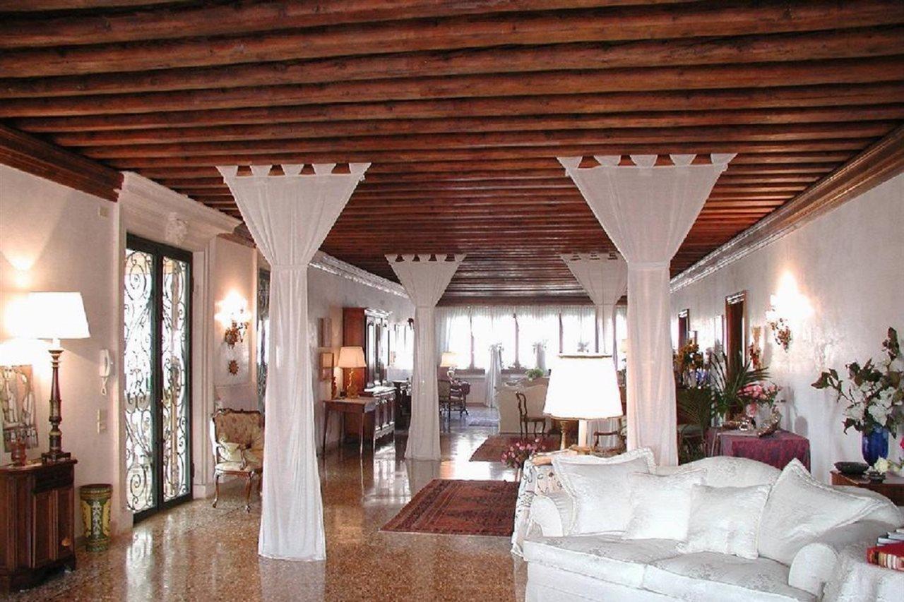 At Home A Palazzo Venedig Exteriör bild