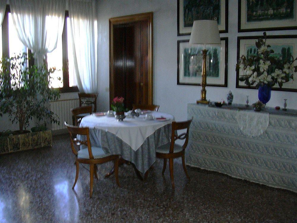 At Home A Palazzo Venedig Exteriör bild