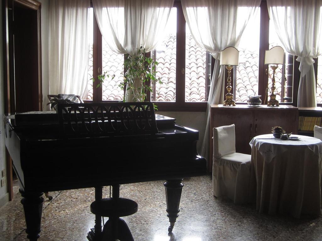 At Home A Palazzo Venedig Exteriör bild